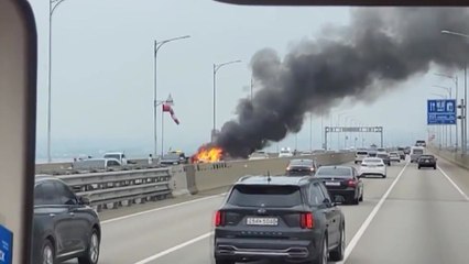 서해안고속도로 서해대교에서 승합차 화재..."인명피해 없어" / YTN