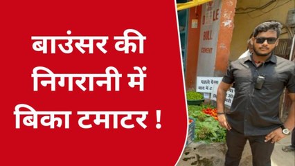 वाराणसी: टमाटर के लिए सब्जी के दुकान पर लगे बाउंसर, अखिलेश यादव ने कसा बीजेपी पर तंज
