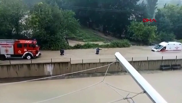 PERSONNES DANS LES EAUX D'INONDATION À DEVREK, SAUVETAGE