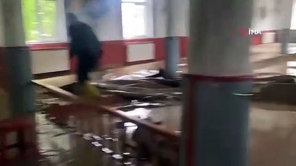 Une mosquée inondée après une inondation