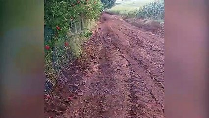 Chuva transforma estrada em atoleiro na Linha Peroba