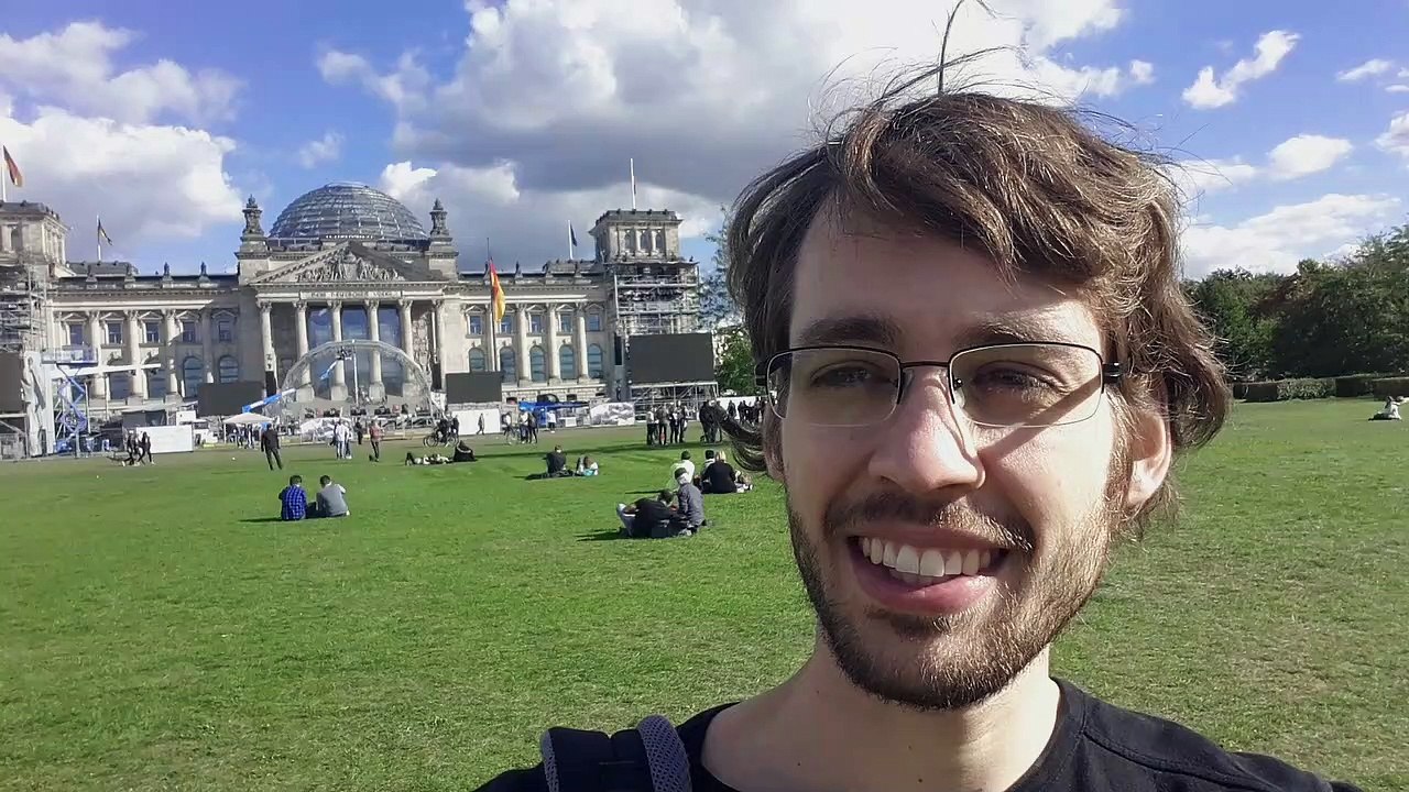 Auf der Wiese vor dem Reichstag #AuthenticGermanLearning