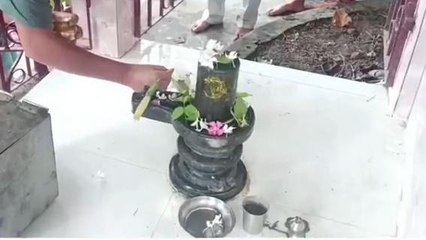 শিবমন্দিরে অলৌকিক কাণ্ড ! মুখের কাছে জল ধরতেই উধাও, জানাজানি হতেই শোরগোল