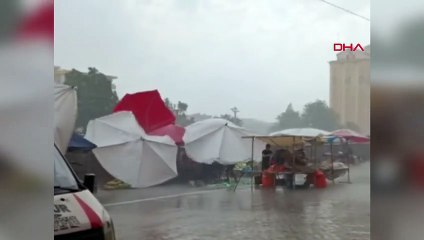Bismil'de Yağmur ve Rüzgar Etkisiyle Pazar Yerinde Şemsiyeler Uçtu