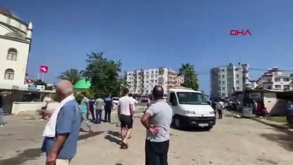 Erdemli'de Fırtına Sonucu Cami Minaresi Otomobillere Düştü