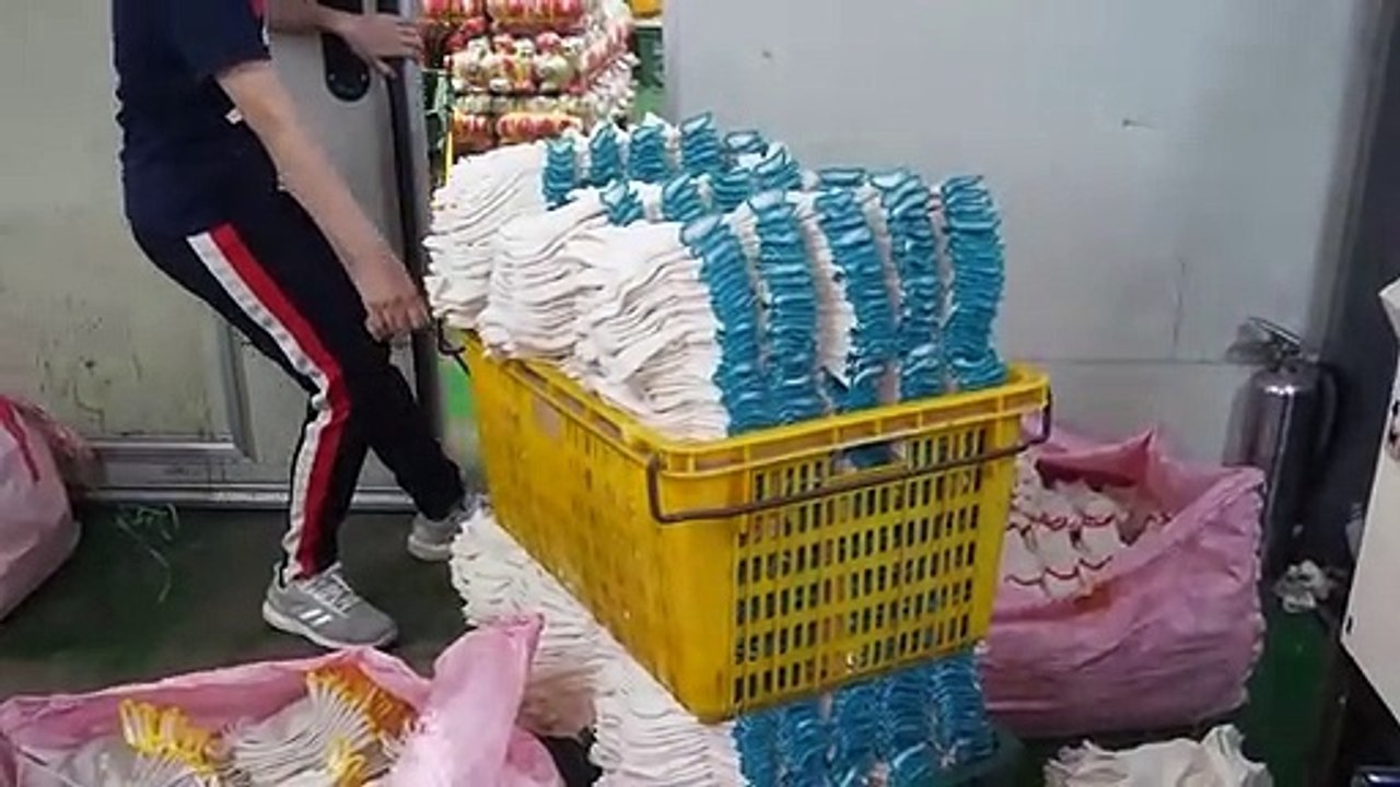 The process of making Korean red work gloves that are loved abroad. 40 year old glove factory