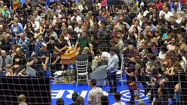 Mascote é levado ao funeral para se despedir do tutor que morreu na queda de avião