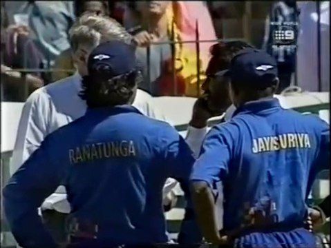 Muralitharan called for CHUCKING- Arjuna Ranatunga whinges & takes team off field - 1999 Adelaide