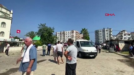 Erdemli'de fırtına sonucu cami minaresi otomobillere düştü