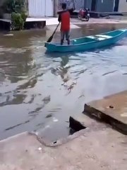 Homem cai de canoa em rua alagada no Vergel do Lago, em Maceió