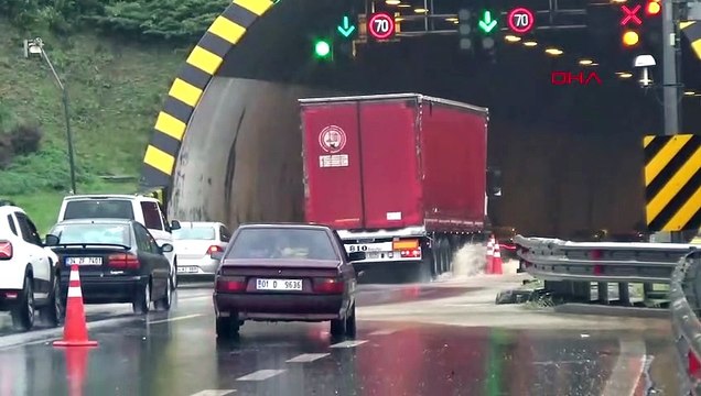 torrentiel à Bolu ; Le ruisseau a débordé sur le chemin d'Abant