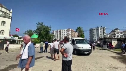 Le minaret de la mosquée s'est écrasé dans des voitures à la suite d'une tempête à Erdemli