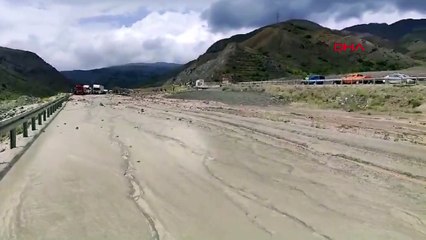 L'autoroute Erzincan-Sivas fermée aux transports en raison des inondations et de la boue