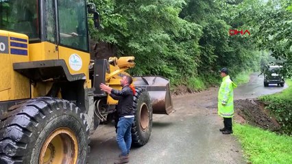 Un rocher géant est tombé sur la route à la suite d'un glissement de terrain à Rize