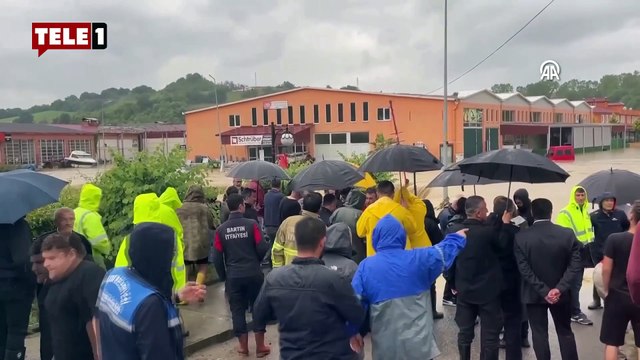 Bartın'da sanayide mahsur kalan işçiler helikopterle kurtarıldı