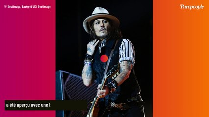 PHOTOS Johnny Depp sur scène mais victime d'une fracture très "douloureuse" : Il "s'est encore plus blessé"...