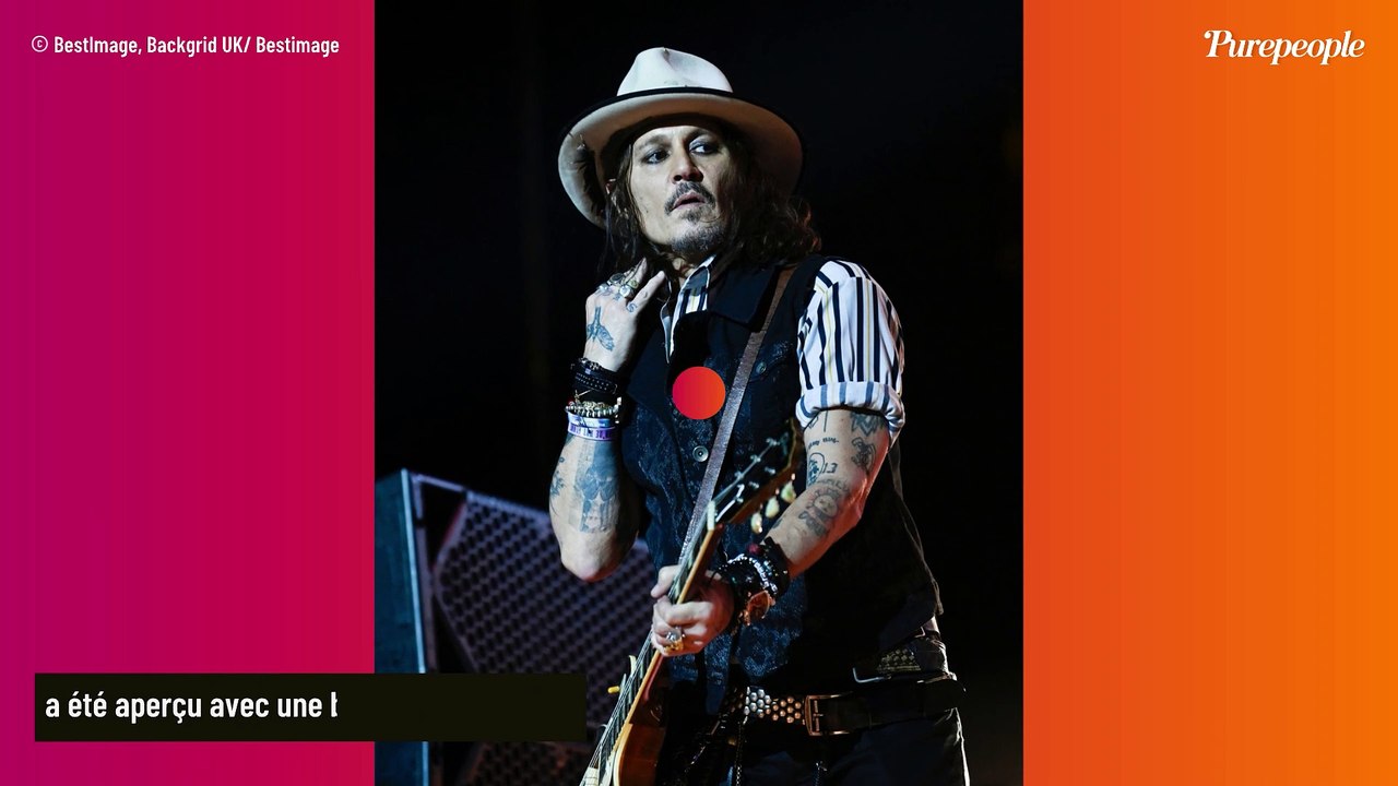 PHOTOS Johnny Depp sur scène mais victime d'une fracture très "douloureuse" : Il "s'est encore plus blessé"...