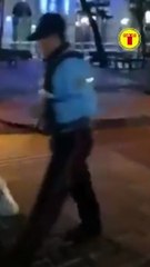 GUARDIAS SEGURIDAD GOLPEAN CON MUCHA VIOLENCIA A UN VENDEDOR INFORMAL DENTRO DEL MALECÓN 2000