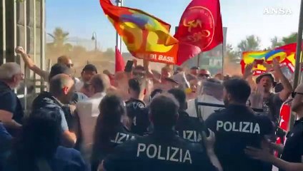 Marina di Pietrasanta, manifestanti contestano Santanche' sul turismo