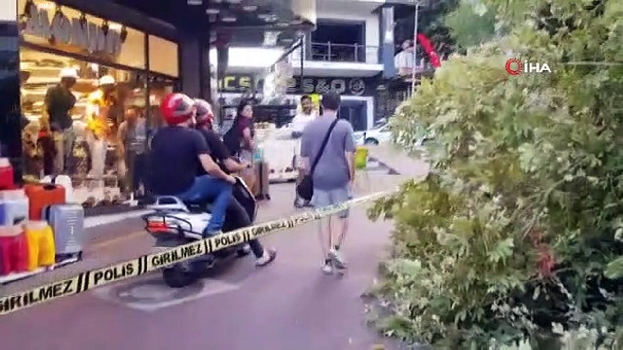 Un platane centenaire s'est détaché de son tronc et est tombé sur la route d'Alanya.