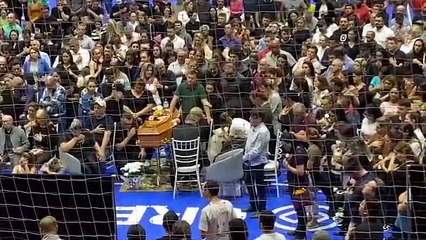 Mascote vai a funeral se despedir de tutor morto em queda de avião