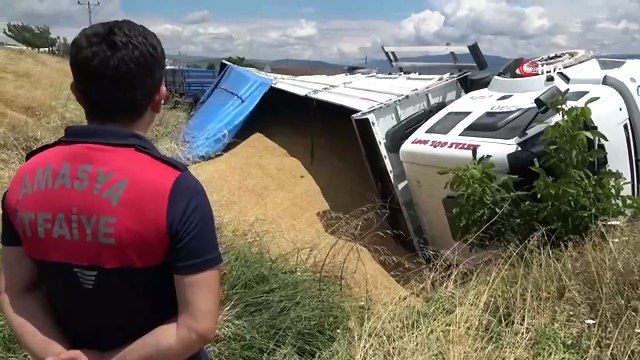 Exemple de solidarité des agriculteurs d'Amasya： Ils ont couru contre la montre pour récupérer un camion d'orge sur la route.