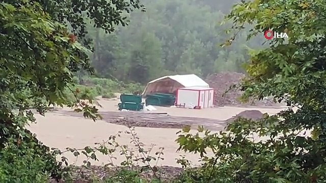 Bartın'da dere yatakları taştı, karayolları ulaşıma kapandı