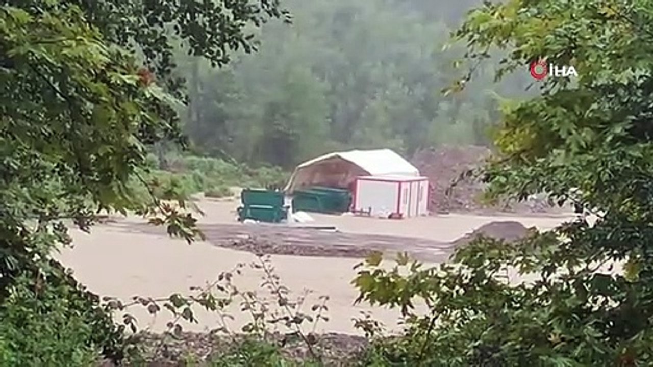 Les lits des cours d'eau ont débordé à Bartın, les autoroutes ont été fermées au transport