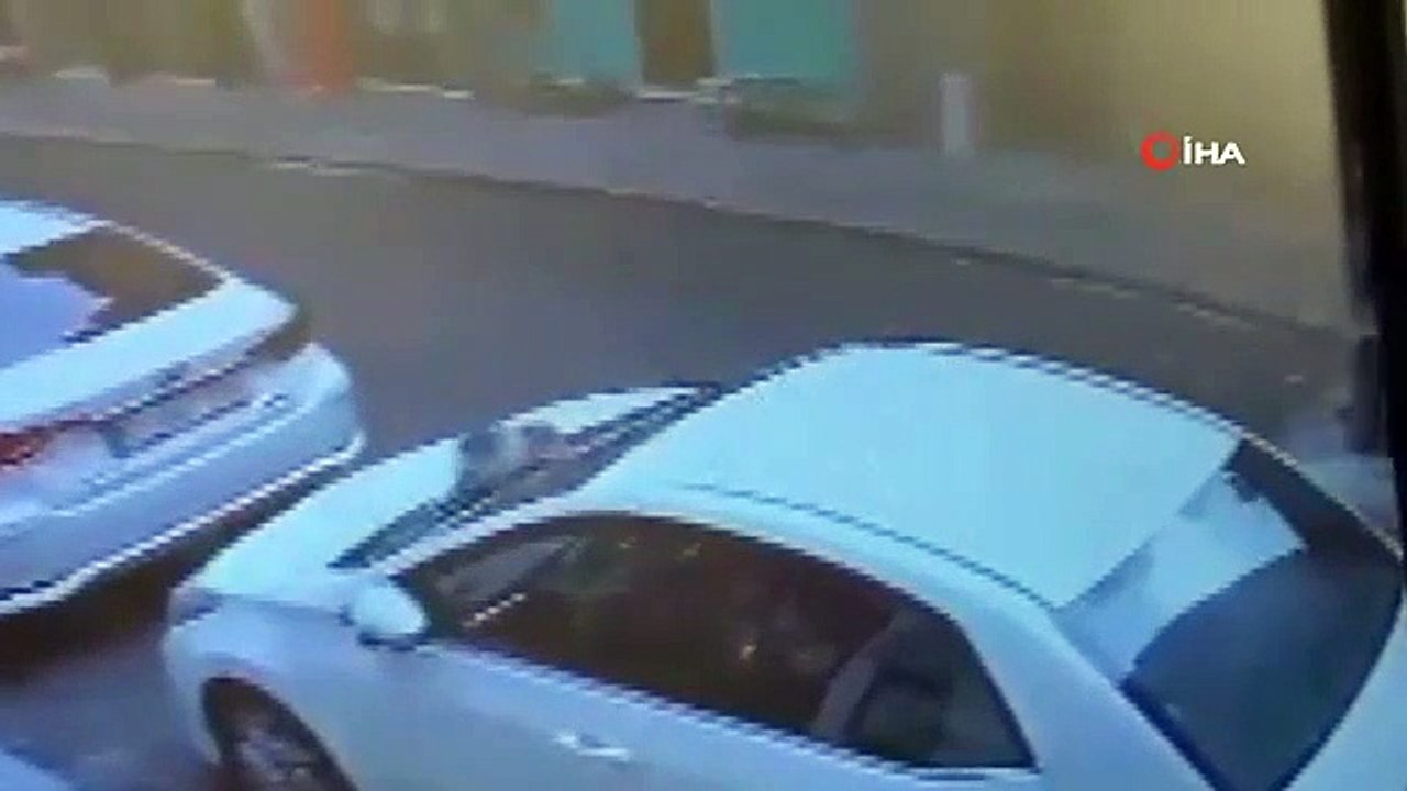 La voiture a heurté le piéton, confusion： Le moment de l'accident et les moments où la vitre de la voiture a été brisée avec le bâton sont sur la caméra