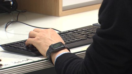 [뉴스라이더] 직장인 33.3% '갑질' 경험..."개 부르듯 오라고 손짓" / YTN