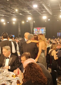 El abrazo de Mariana Brey con Jey Mammón en los Martín Fierro