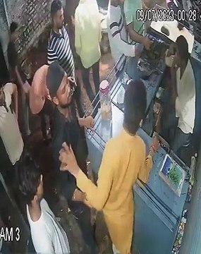 Video : उधारी मांगने पर होटल मालिक की पिटाई, पूरी घटना CCTV में कैद