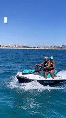 Cristiano Ronaldo e Georgina fazem passeio romântico em mota de água