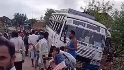 दमोह: क्रॉसिंग के दौरान सड़क से उतरी बस,टला बड़ा हादसा,देखें खबर