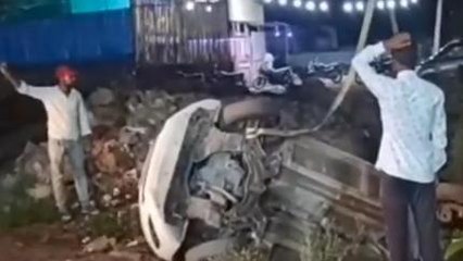 रायसेन: अनियंत्रित होकर कार नाले में गिरी,मची अफ़रा तफ़री,देखें खबर