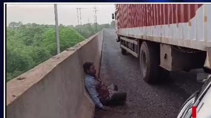 शिवपुरी:भीषण सड़क हादसा, कार के उड़े परखच्चे...ऐसा हुआ हाल