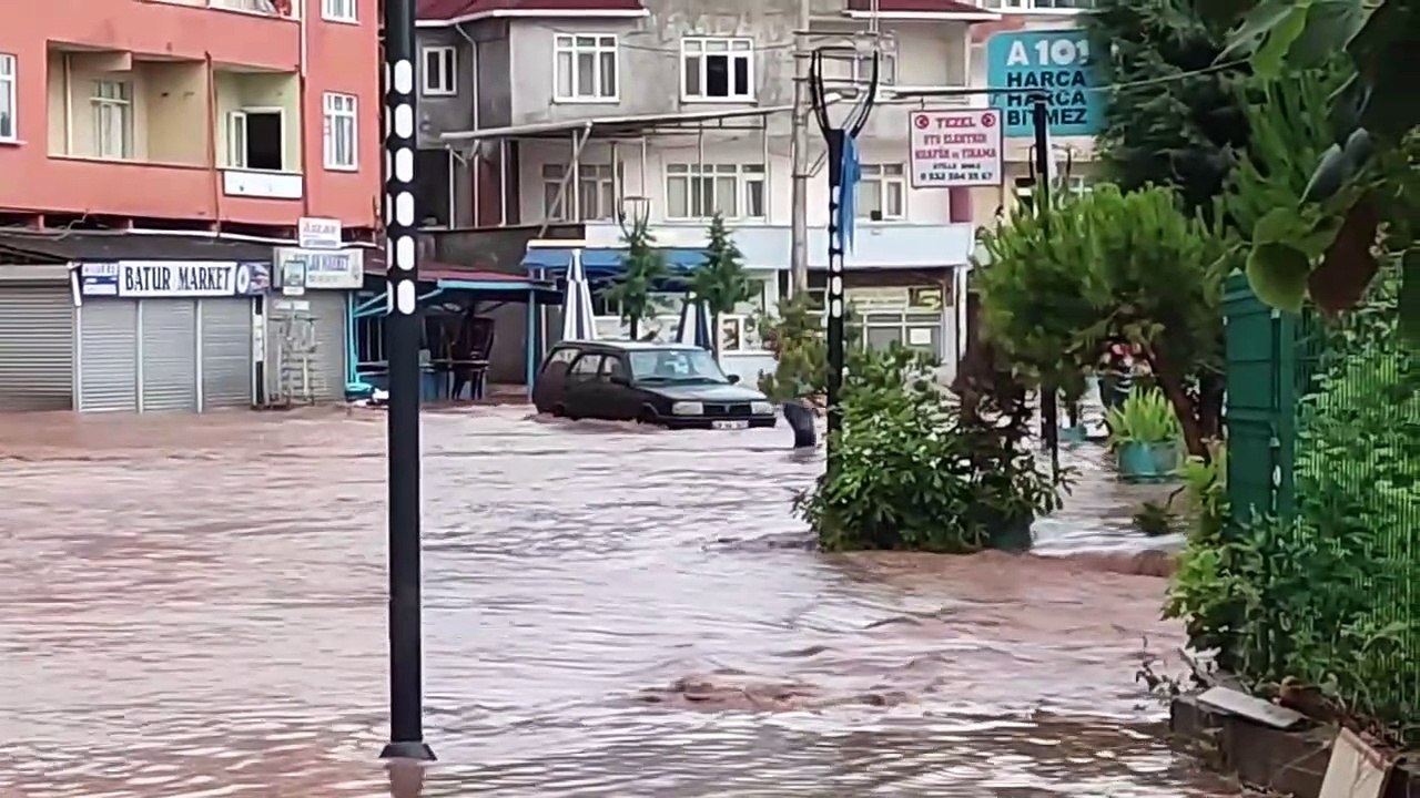 Kastamonu'nun Cide ilçesinde şiddetli yağış nedeniyle evler su altında kaldı