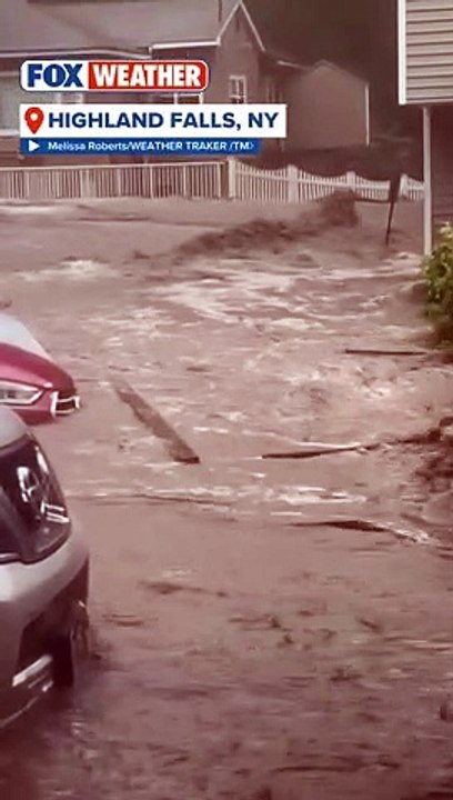 De fortes pluies ont provoqué des inondations "pouvant mettre des vies en danger" dans l'Etat de New York, transformant les rues en torrent, emportant des ponts - L'état d'urgence décrété