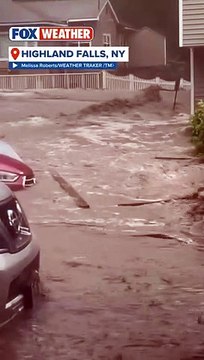 De fortes pluies ont provoqué des inondations pouvant mettre des vies en danger dans l'Etat de New York, transformant les rues en torrent, emportant des ponts - L'état d'urgence décrété