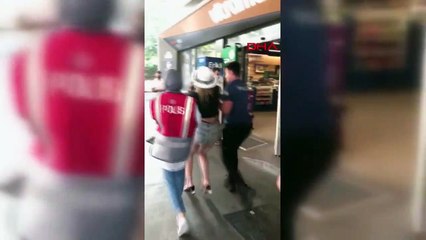 Beyoğlu'nda Tehlikeli Hareketler Yapan Kadın Polis Merkezinde Olay Çıkardı