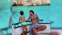 Laura Escanes monta en barco con su hija Roma en Menorca