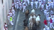 Escenas de mucho peligro en el cuarto encierro de los Sanfermines 2023