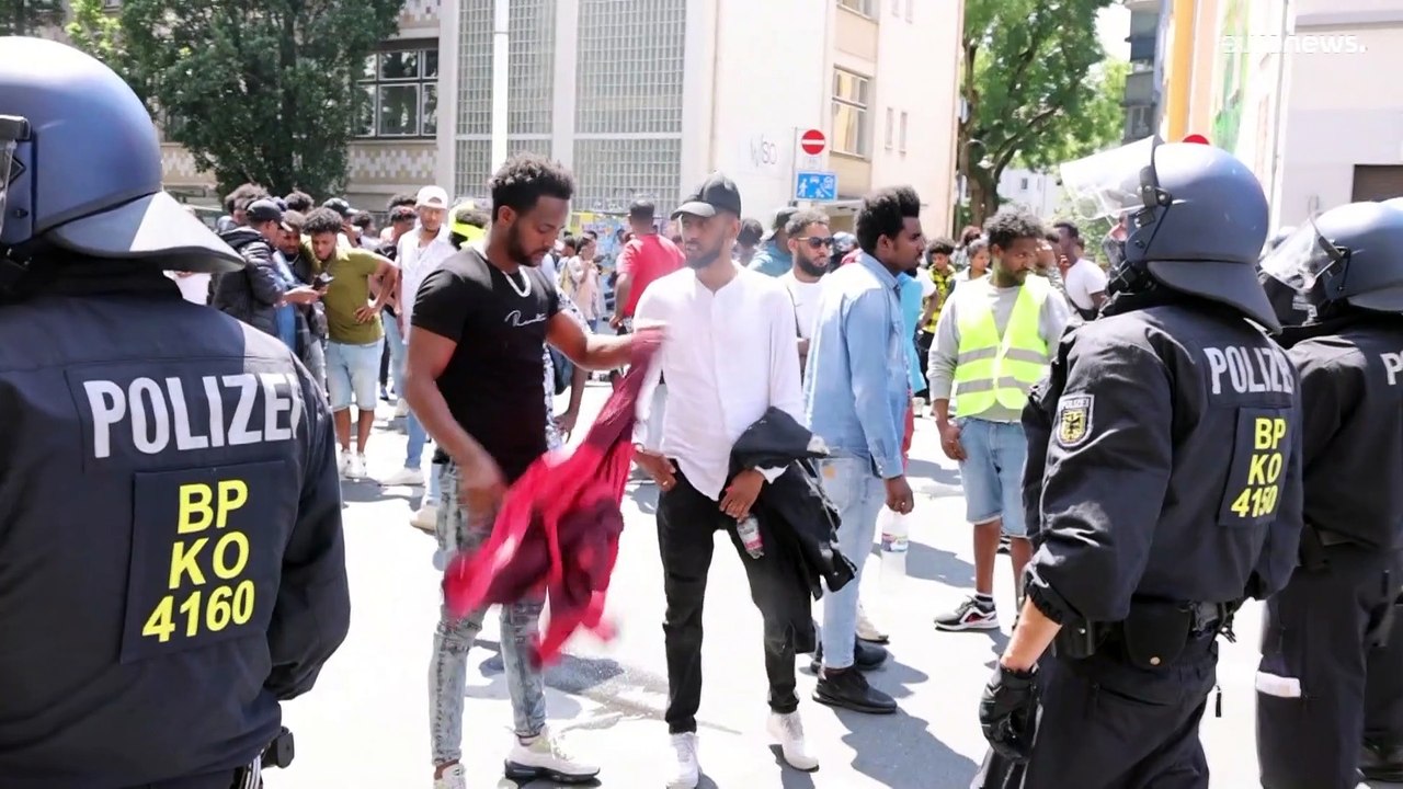 Steine, Flaschen, 22 verletzte Polizisten bei Eritrea-Festival in Gießen