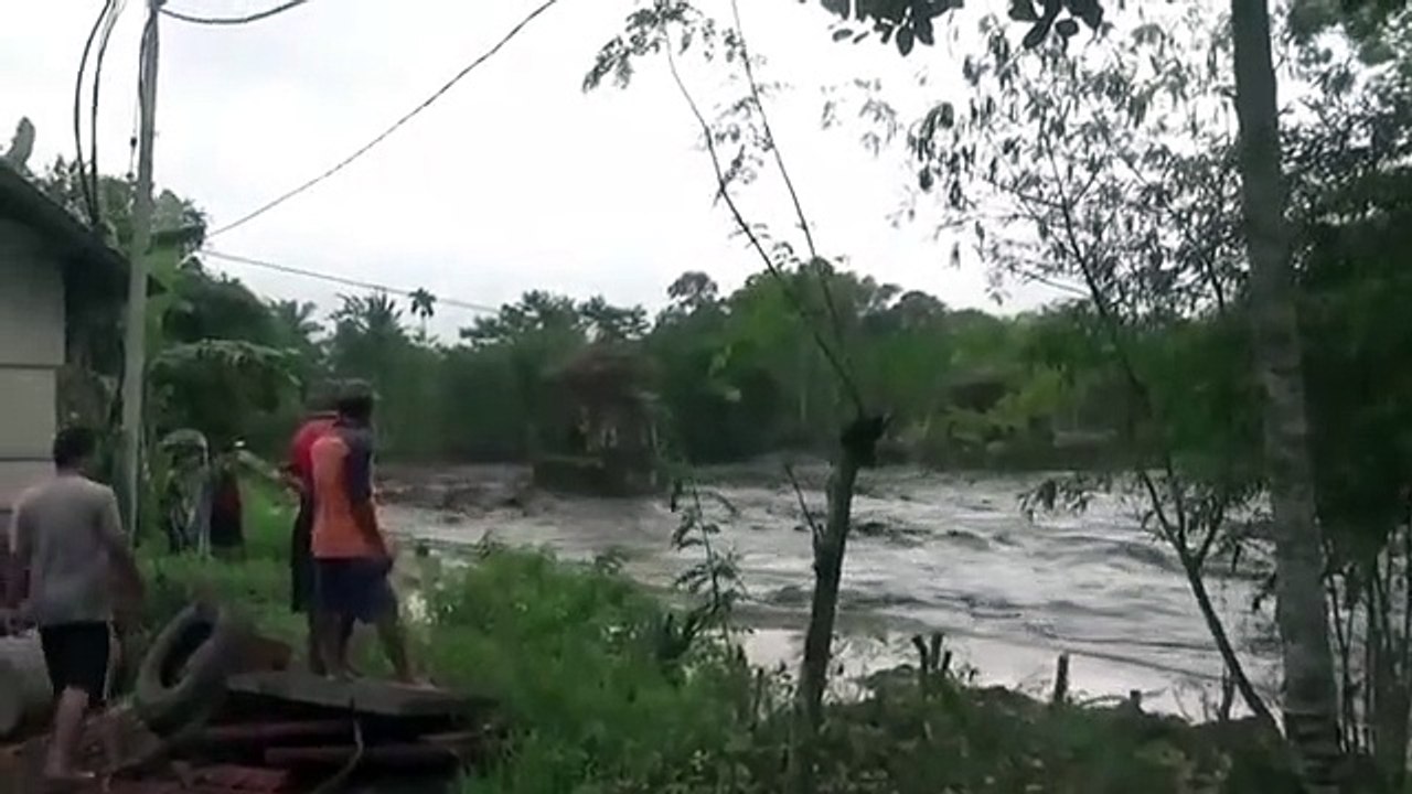 Überschwemmung und Erdrutsch in der indonesischen Provinz Ost-Java: Notstand ausgerufen