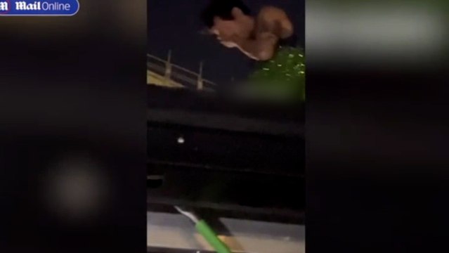 Sahneye fırlatılan cisim ünlü şarkıcı Harry Styles'ın gözüne çarptı