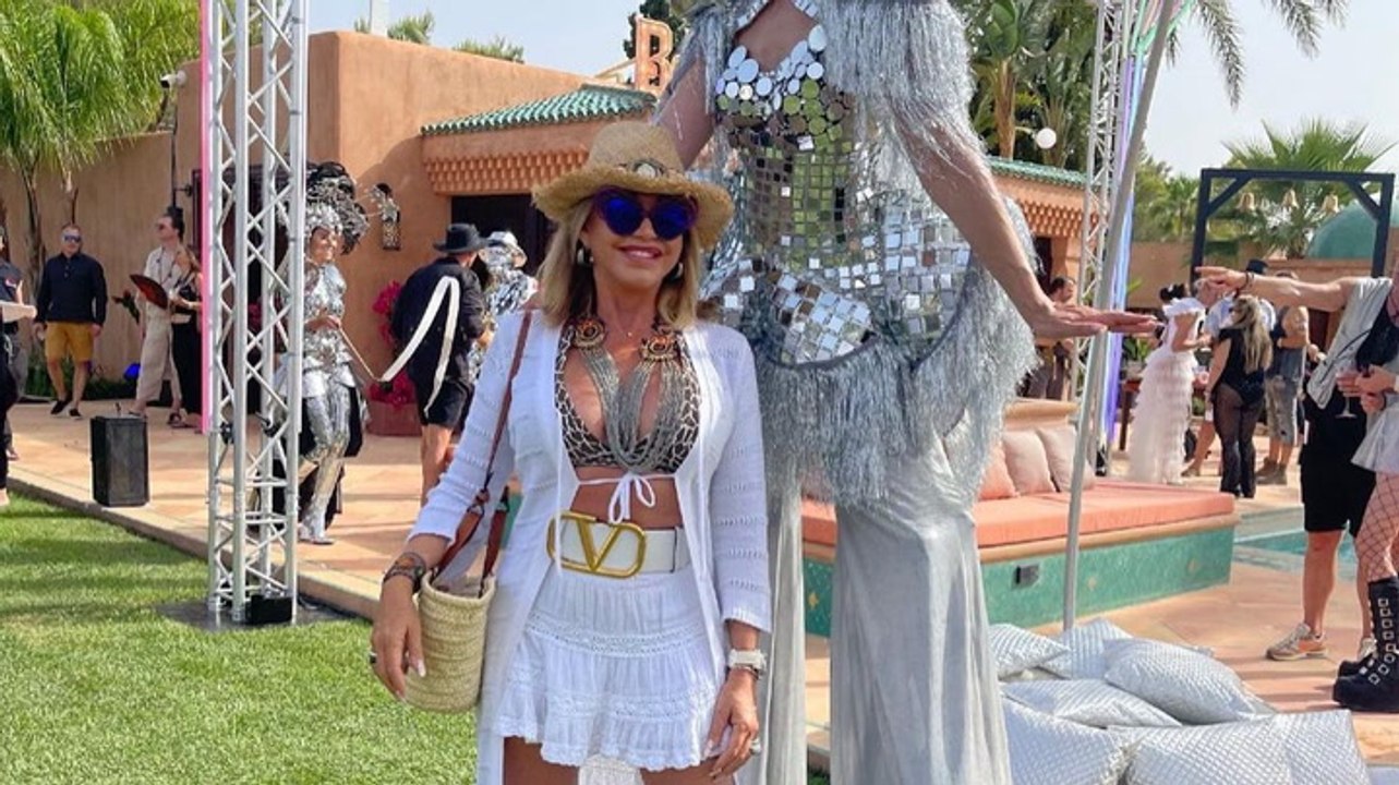 „Nicht nur Nackte, die rumlaufen“: Carmen Geiss überzeugt mit Festival-Look