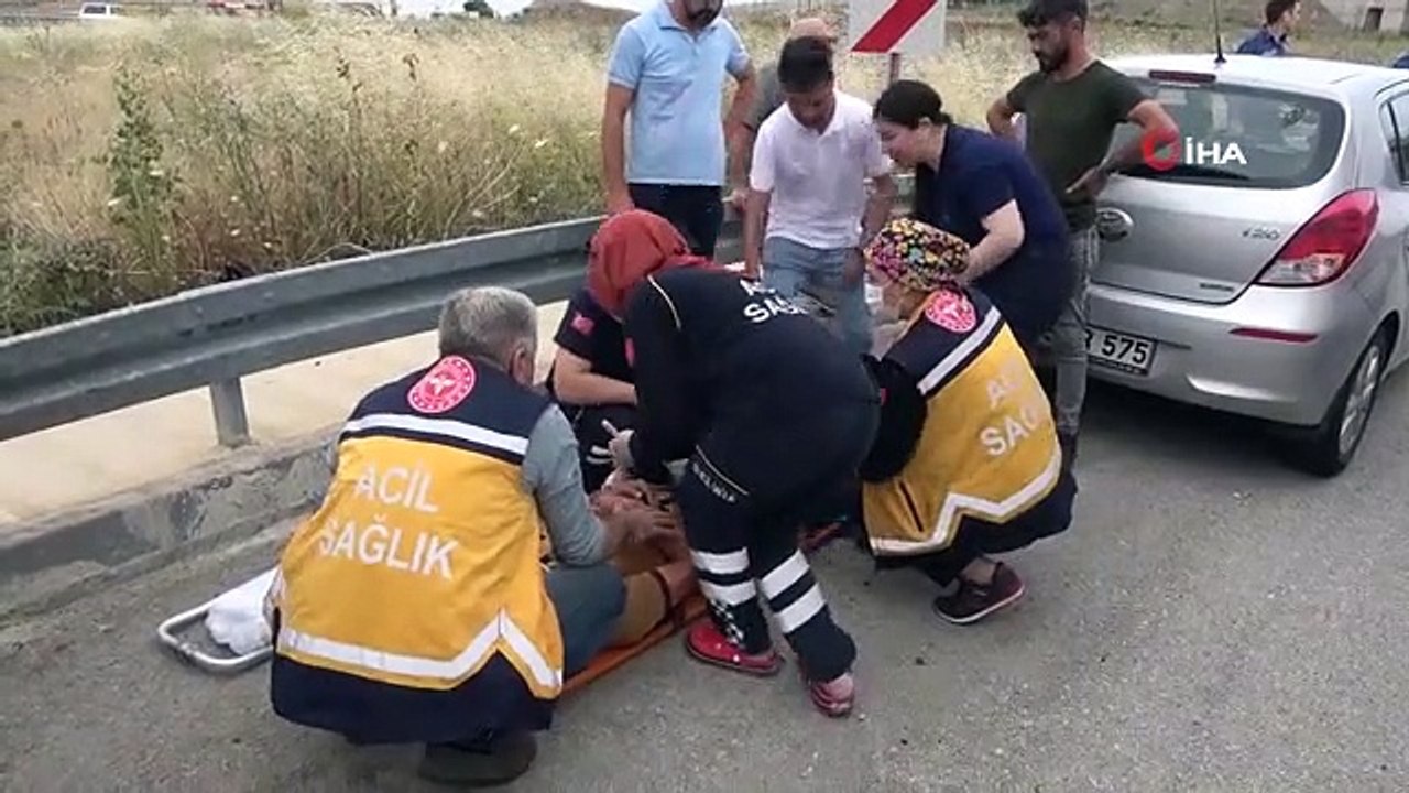 Kommerzielles Taxi und Auto kollidierten: 3 Verletzte