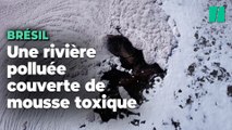 Cette rivière brésilienne polluée s’est couverte d’une mousse blanche malodorante