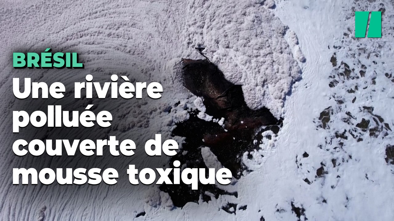 Cette rivière brésilienne polluée s’est couverte d’une mousse blanche malodorante