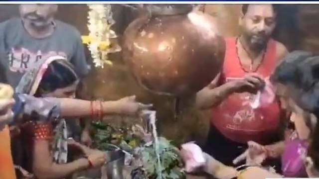 बांदा: सावन के पहले सोमवार पर शिवालयों में भक्तों का तांता, प्राचीन बाम्बेश्वर मंदिर में उमड़े हजारों भक्त